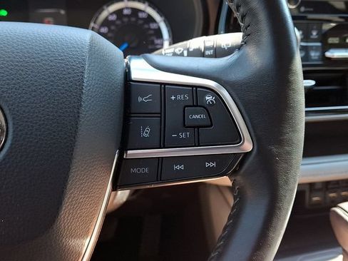 Used 2020 Toyota Highlander LE AWD/4WD image 21