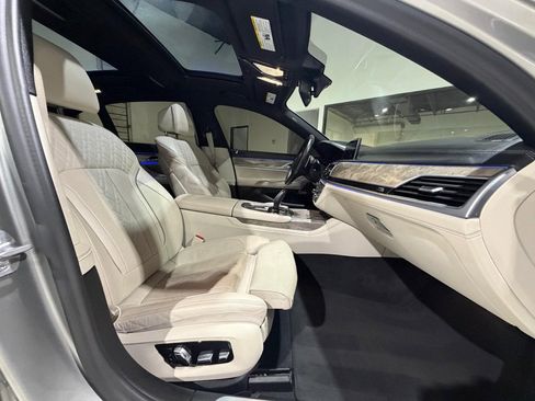 Used 2020 BMW 750i xDrive w/ Executive Package image 27