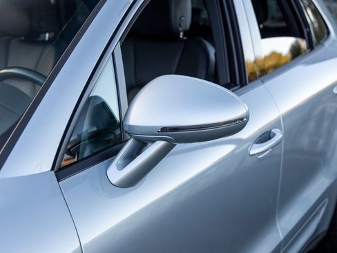 Certified 2023 Porsche Macan image 17