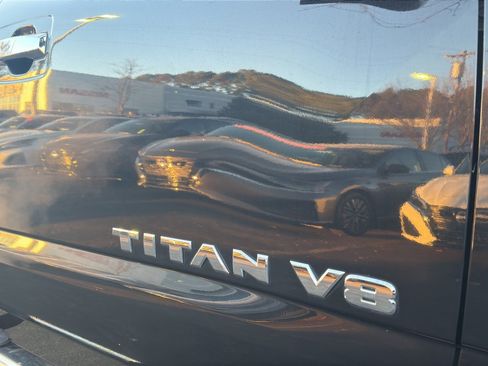 Used 2019 Nissan Titan SV w/ SV Convenience Package image 10