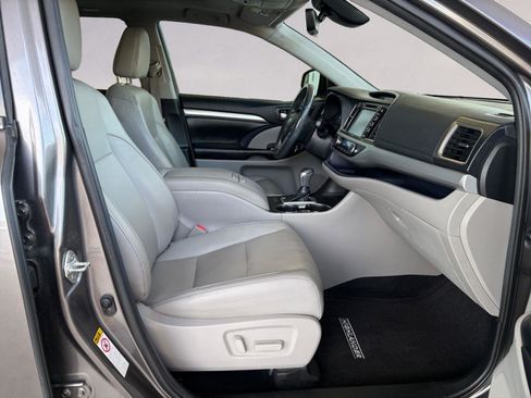 Used 2019 Toyota Highlander SE image 15