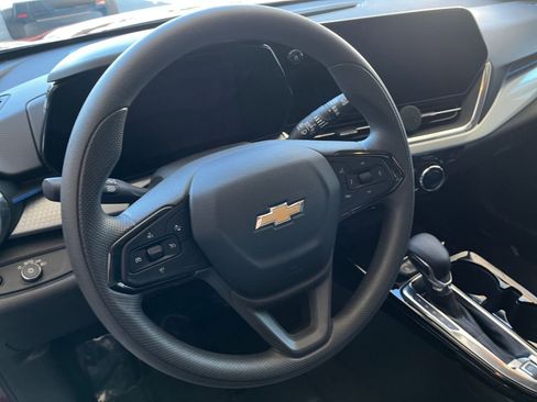 Used 2025 Chevrolet Trax LT image 28