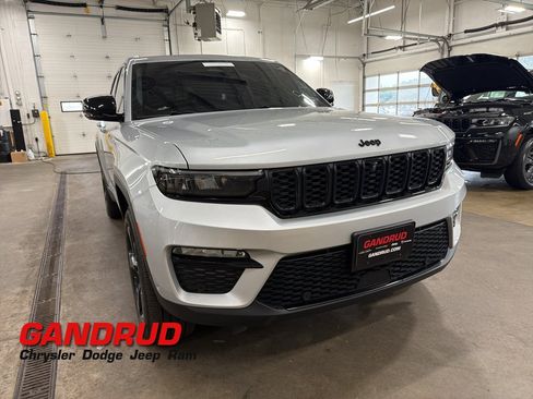 Used 2024 Jeep Grand Cherokee Limited w/ Luxury Tech Group II AWD/4WD image 1