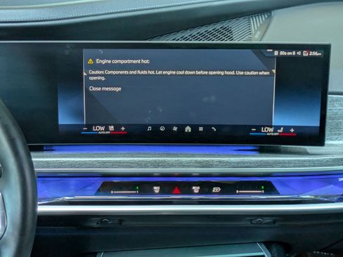 Used 2023 BMW 740i w/ Parking Assistance Package image 18