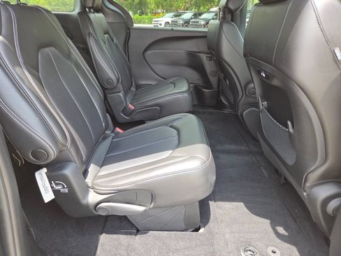 Used 2023 Chrysler Pacifica Touring-L w/ S Appearance Package AWD/4WD image 18