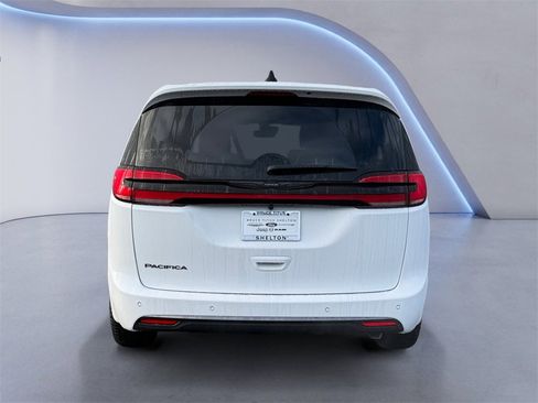 New 2026 Chrysler Pacifica Select image 4