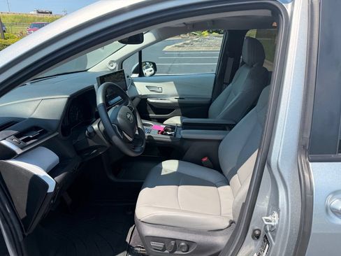 Certified 2025 Toyota Sienna XLE w/ XLE Plus Package AWD/4WD image 8