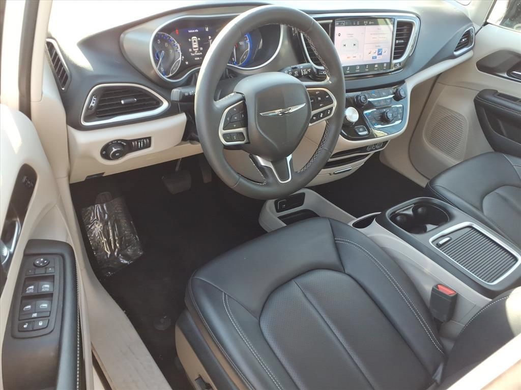 Used 2024 Chrysler Pacifica Touring-L FWD image 17