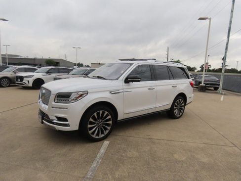Used 2019 Lincoln Navigator Select w/ Technology Package RWD image 2