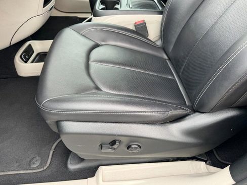 Used 2024 Chrysler Pacifica Touring-L FWD image 15