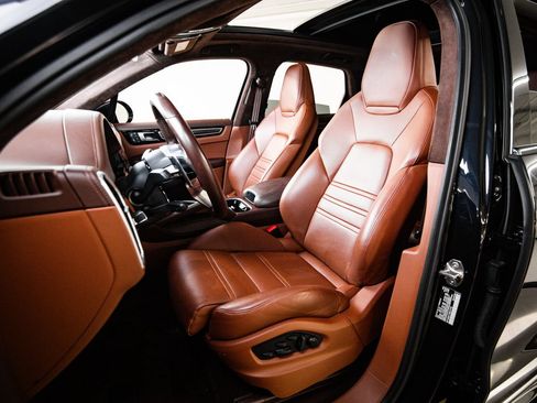 Certified 2023 Porsche Cayenne GTS AWD/4WD image 5