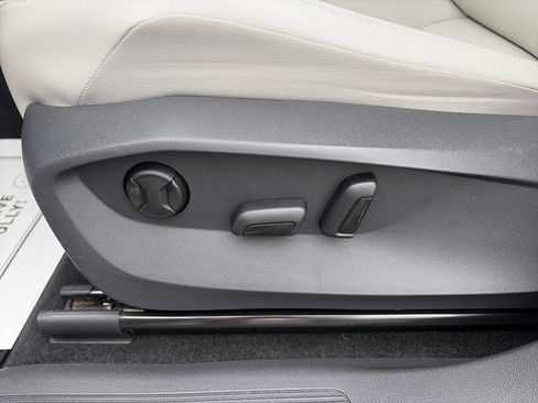 Used 2023 Volkswagen Tiguan SE image 13