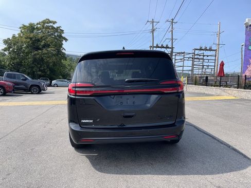 Used 2022 Chrysler Pacifica Limited w/ S Appearance Package AWD/4WD image 4