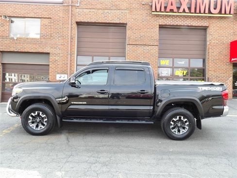 Used 2018 Toyota Tacoma TRD Off-Road image 2