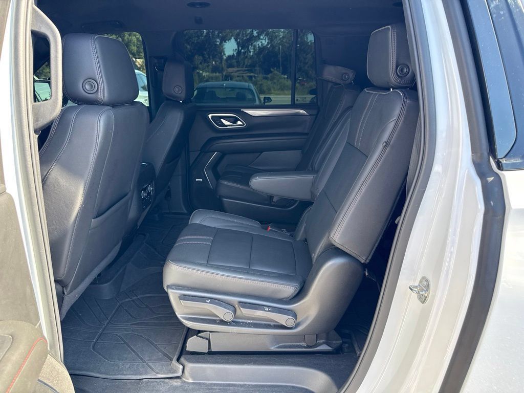 Used 2024 Chevrolet Suburban RST w/ Luxury Package RWD image 8