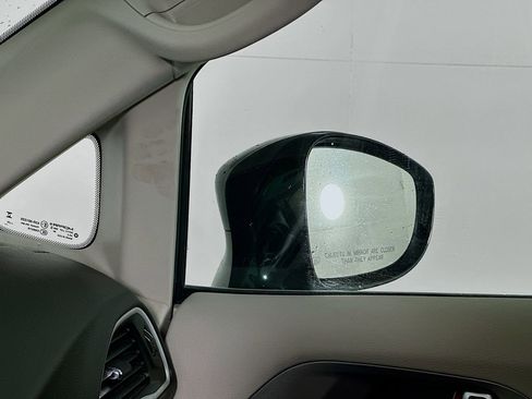 Certified 2024 Chrysler Pacifica Touring-L image 27