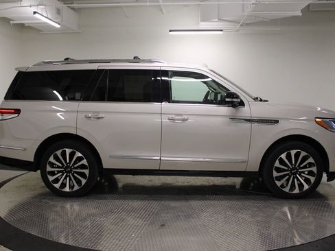 Used 2024 Lincoln Navigator Reserve image 8
