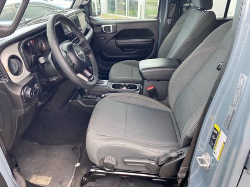 Used 2025 Jeep Wrangler Unlimited Sport AWD/4WD image 9