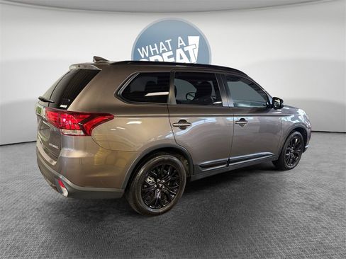 Used 2018 Mitsubishi Outlander LE image 3