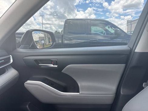 Used 2021 Toyota Highlander XLE FWD image 16