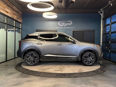 Used 2025 Nissan Kicks SR FWD image 2