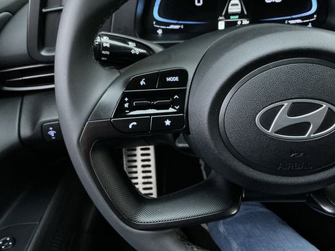 Used 2025 Hyundai Elantra Sport image 12