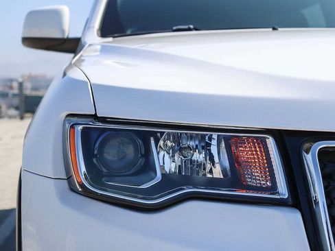 Used 2019 Jeep Grand Cherokee Laredo RWD image 9