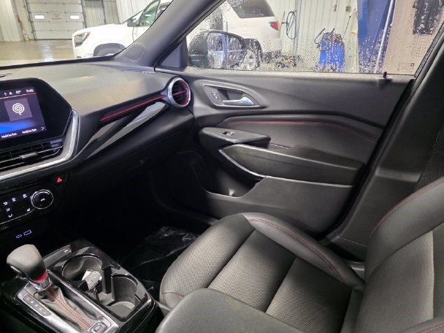 Used 2024 Chevrolet Trax RS w/ Sunroof Package FWD image 34