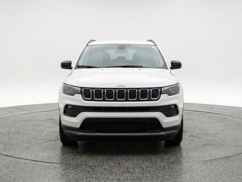 Used 2025 Jeep Compass Latitude AWD/4WD image 2