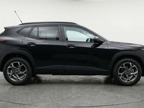 Used 2025 Chevrolet Trax LT w/ LT Convenience Package FWD image 11