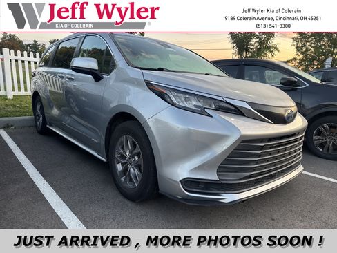 Used 2021 Toyota Sienna LE FWD image 1