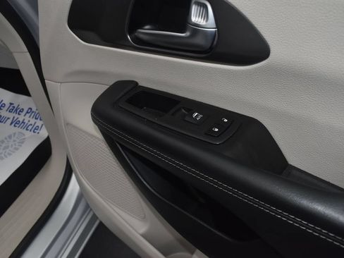 Used 2023 Chrysler Pacifica Touring-L FWD image 27