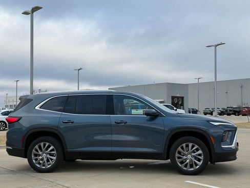 Certified 2025 Buick Enclave Preferred image 9