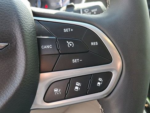 Used 2024 Chrysler Pacifica Touring-L FWD image 22