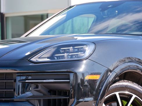 Certified 2025 Porsche Cayenne E-Hybrid Coupe image 15