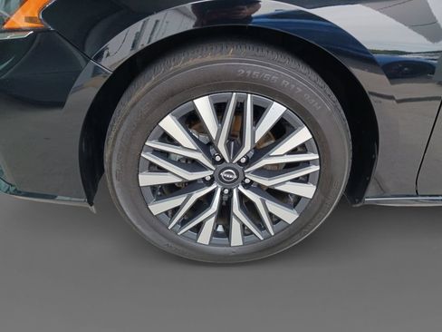 Used 2024 Nissan Altima 2.5 SV FWD image 15