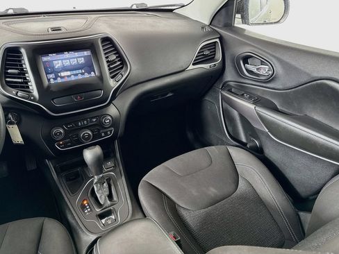 Used 2019 Jeep Cherokee Latitude w/ Popular Appearance Group FWD image 22