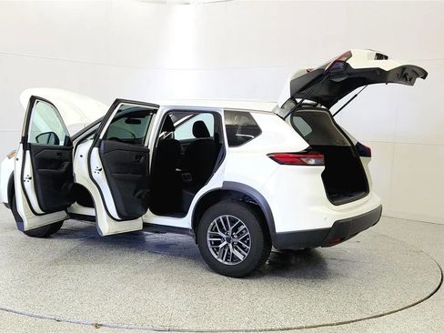 Used 2024 Nissan Rogue S FWD image 11