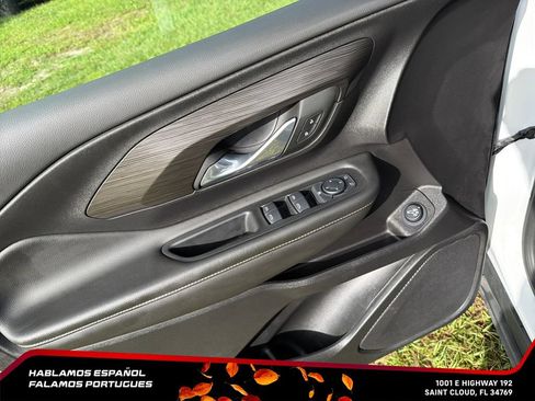 Used 2024 GMC Terrain SLE w/ Driver Convenience Package FWD image 13