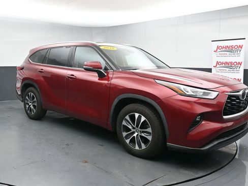 Used 2020 Toyota Highlander XLE FWD image 2
