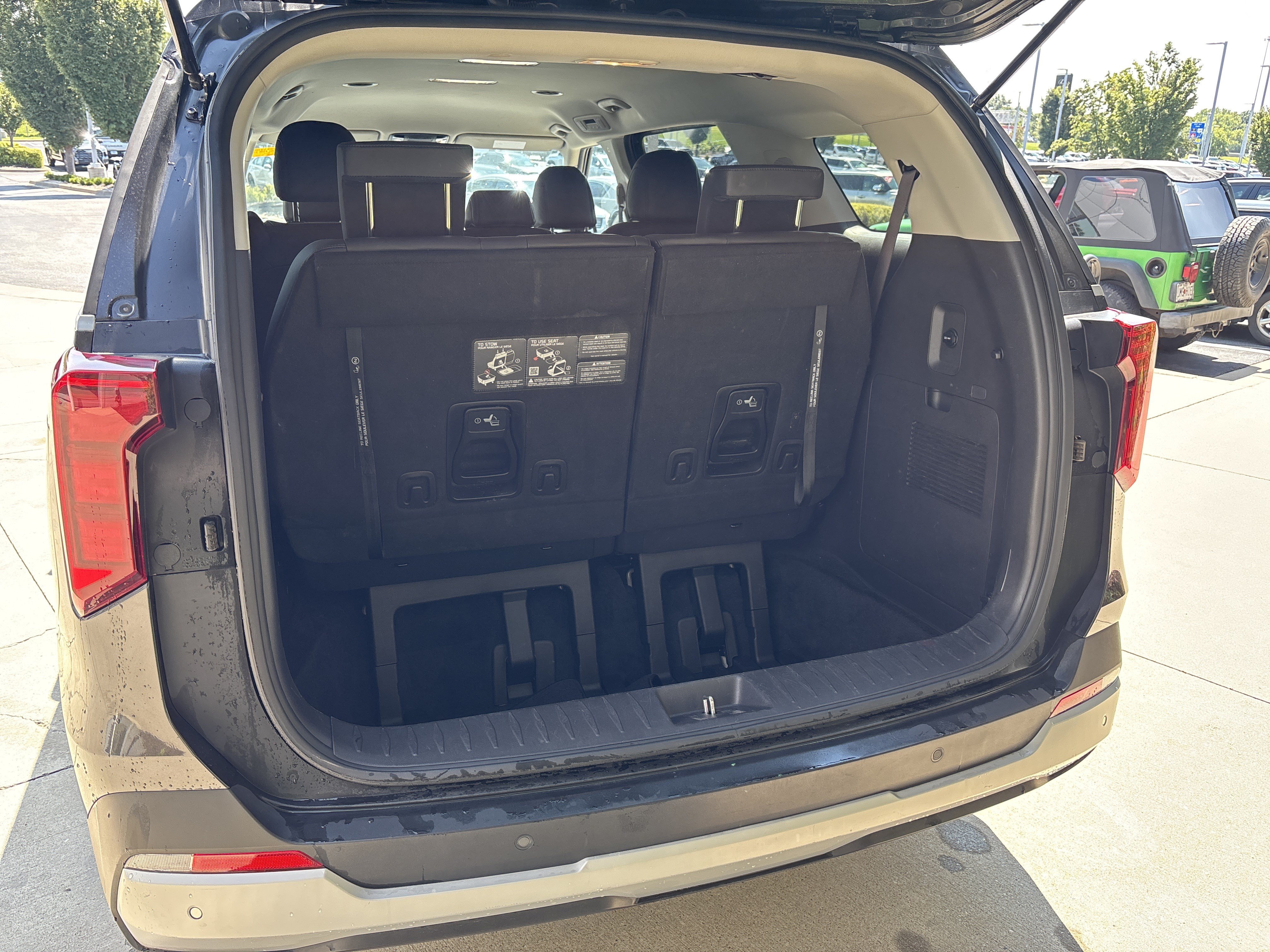 Used 2025 Kia Carnival FWD image 31