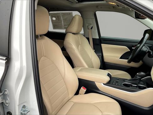 Used 2023 Toyota Highlander XLE image 32
