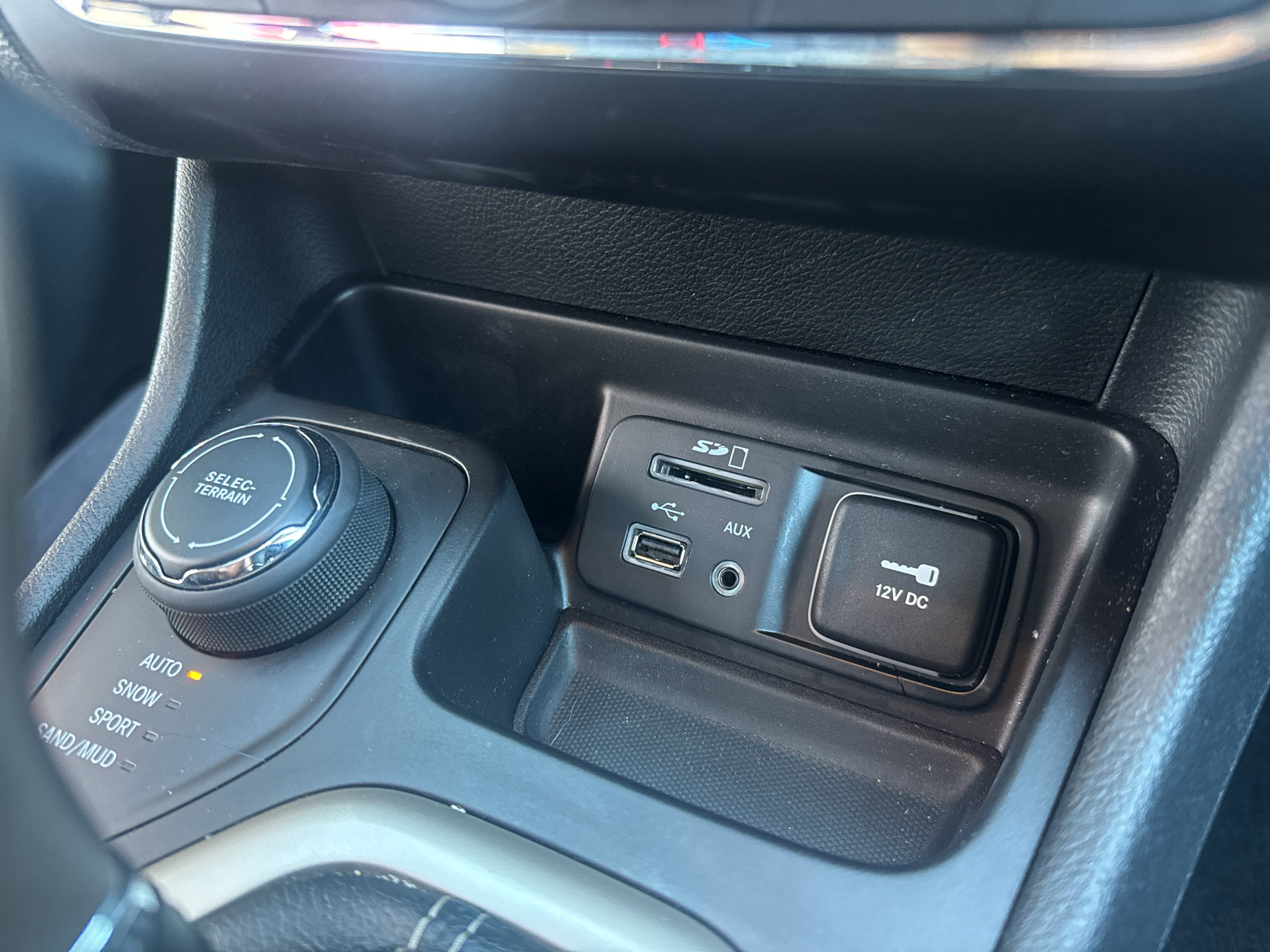 Used 2018 Jeep Cherokee Latitude w/ Safety Group AWD/4WD image 19