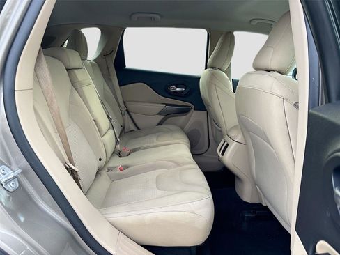 Used 2019 Jeep Cherokee Latitude w/ Popular Appearance Group image 27