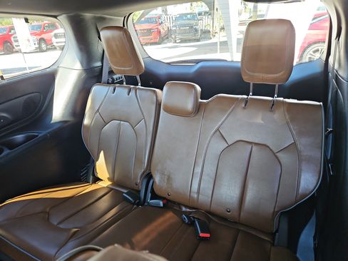 Used 2021 Chrysler Pacifica Limited w/ Uconnect Theater Family Group image 11
