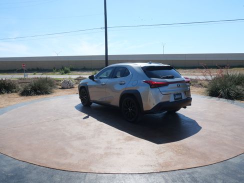 Used 2021 Lexus UX 200 w/ Accessory Package (Z2) image 5