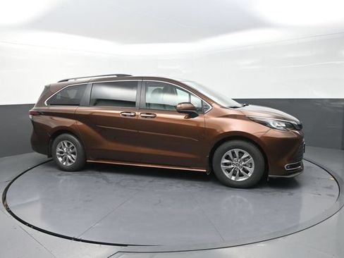 Certified 2022 Toyota Sienna XLE w/ XLE Plus Package AWD/4WD image 28