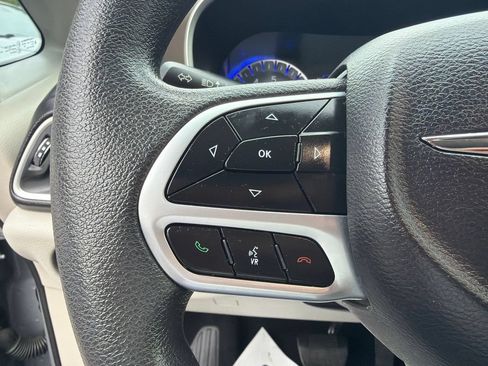 Used 2018 Chrysler Pacifica Touring Plus FWD image 26