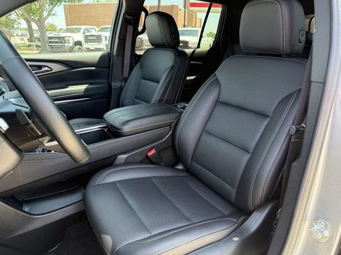 Used 2025 Chevrolet Traverse LT FWD image 24