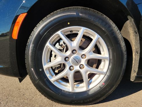 Used 2024 Chrysler Pacifica Touring-L image 21